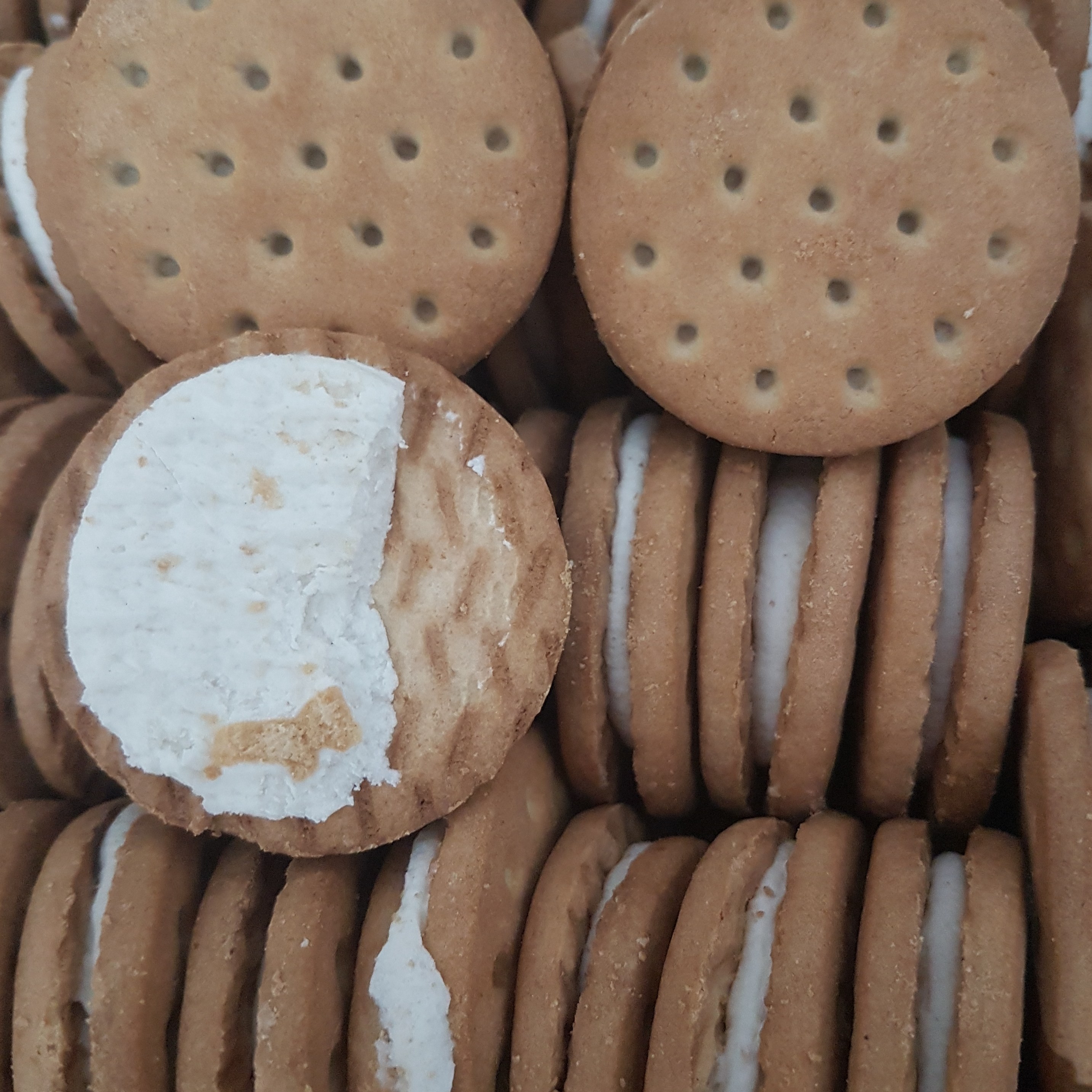 بیسکویت کرم دار تازه 250 گرمی اعتماد (بیسکویت سکه ای)