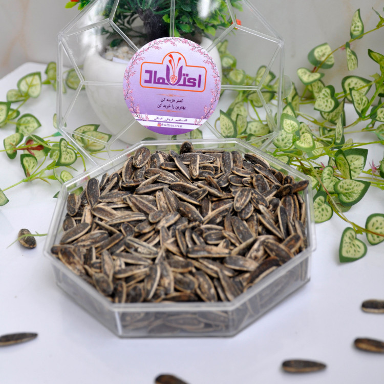 تخمه آفتابگردان نمکی 100 گرمی اعتماد ( تخمه دورسفید)