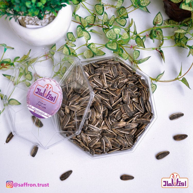 تخمه آفتابگردان نمکی 100 گرمی اعتماد ( تخمه دورسفید)